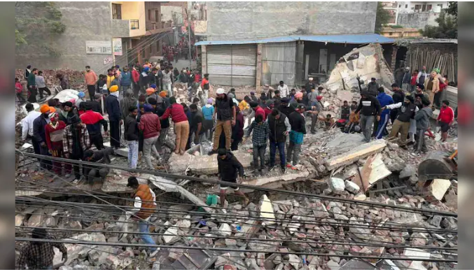 Mohali Building Collapsed : मोहाली के गांव सोहाना में आज एक चार मंजिला इमारत अचानक ढह गई, जिससे इलाके में हड़कंप मच गया.